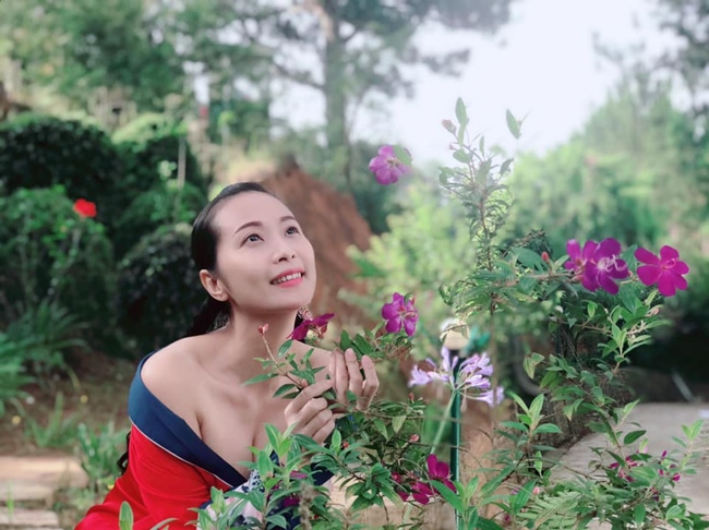 Nhan sắc tươi trẻ, quyến rũ ở tuổi U40 của bà xã Nguyễn Nhất Huy.
