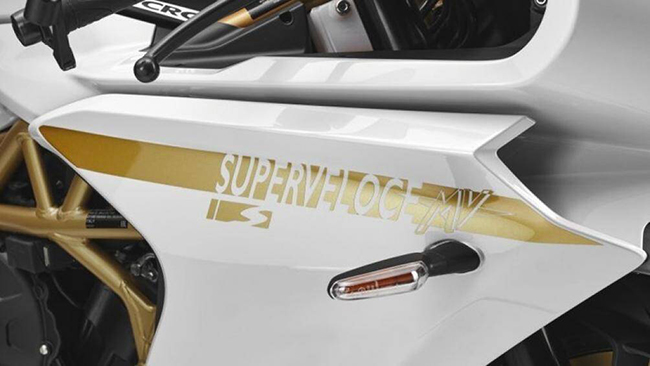 Kết hợp một số chi tiết màu vàng ánh kim như tem xe, khung sườn và bộ vành hợp kim cao cấp đi kèm lốp Pirelli Diablo Rosso Corsa II
