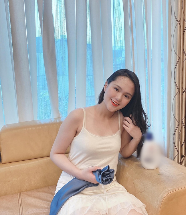 Trước khi cưới Duy Mạnh, Quỳnh Anh là một trong những nàng WAGS đắt hợp đồng quảng cáo nhất. Sau khi sinh con trai đầu lòng, cô ưu tiên cho những sản phẩm mẹ và bé.
