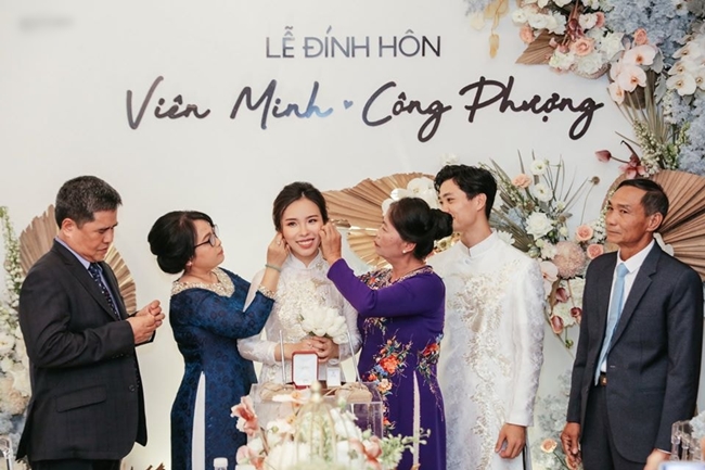 Bố vợ Công Phượng là ông Tô Duy Lâm - Giám đốc Ngân hàng Nhà nước chi nhánh TP.HCM 2 nhiệm kỳ liên tiếp. Sinh ra trong gia đình quyền thế song, Viên Minh lại có cuộc sống kín tiếng.
