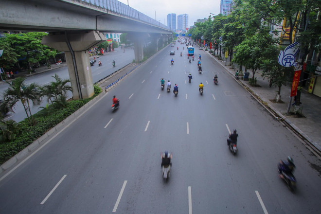 Ngay cả giờ cao điểm buổi sáng, đường Nguyễn Trãi thông thoáng, khác với cảnh ùn tắc thường ngày.