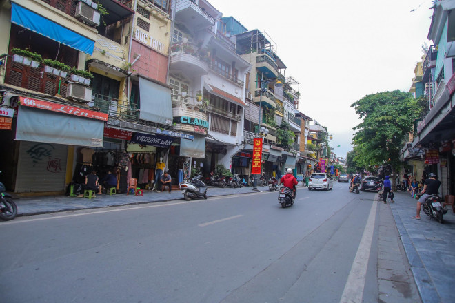 Tuyến phố Hàng Ngang-Hàng Đào vắng vẻ hơn ngày thường.