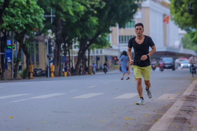 Thậm chí không phải ngày mở phố đi bộ nhưng nhiều người vẫn tự tin đi dưới lòng đường.