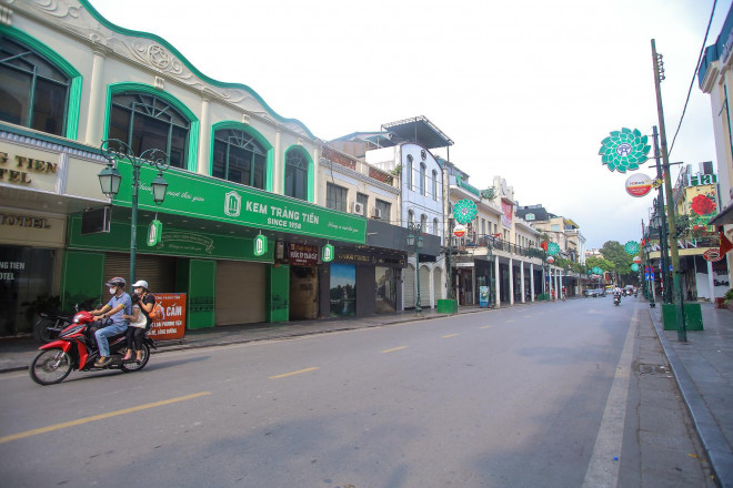 Phố Tràng Tiền vắng vẻ, người tham gia giao thông di chuyển khá thảnh thơi.