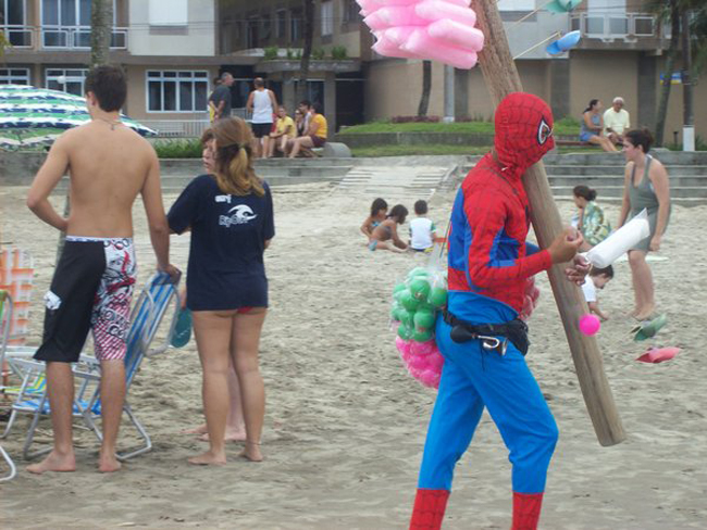 "Người nhện" ra bãi biển kếm thêm thu nhập.
