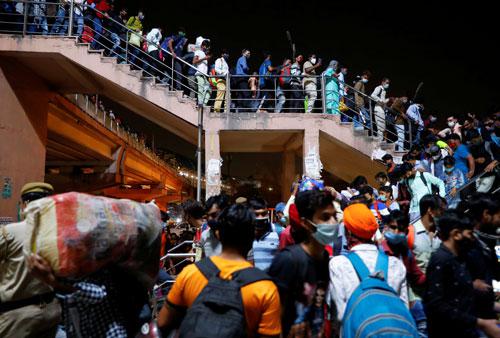 Người nhập cư đổ xô ra bến xe buýt ở Ghaziabad, ngoại ô New Delhi, hôm 19-4 để rời thủ đô Ấn Độ Ảnh: REUTERS