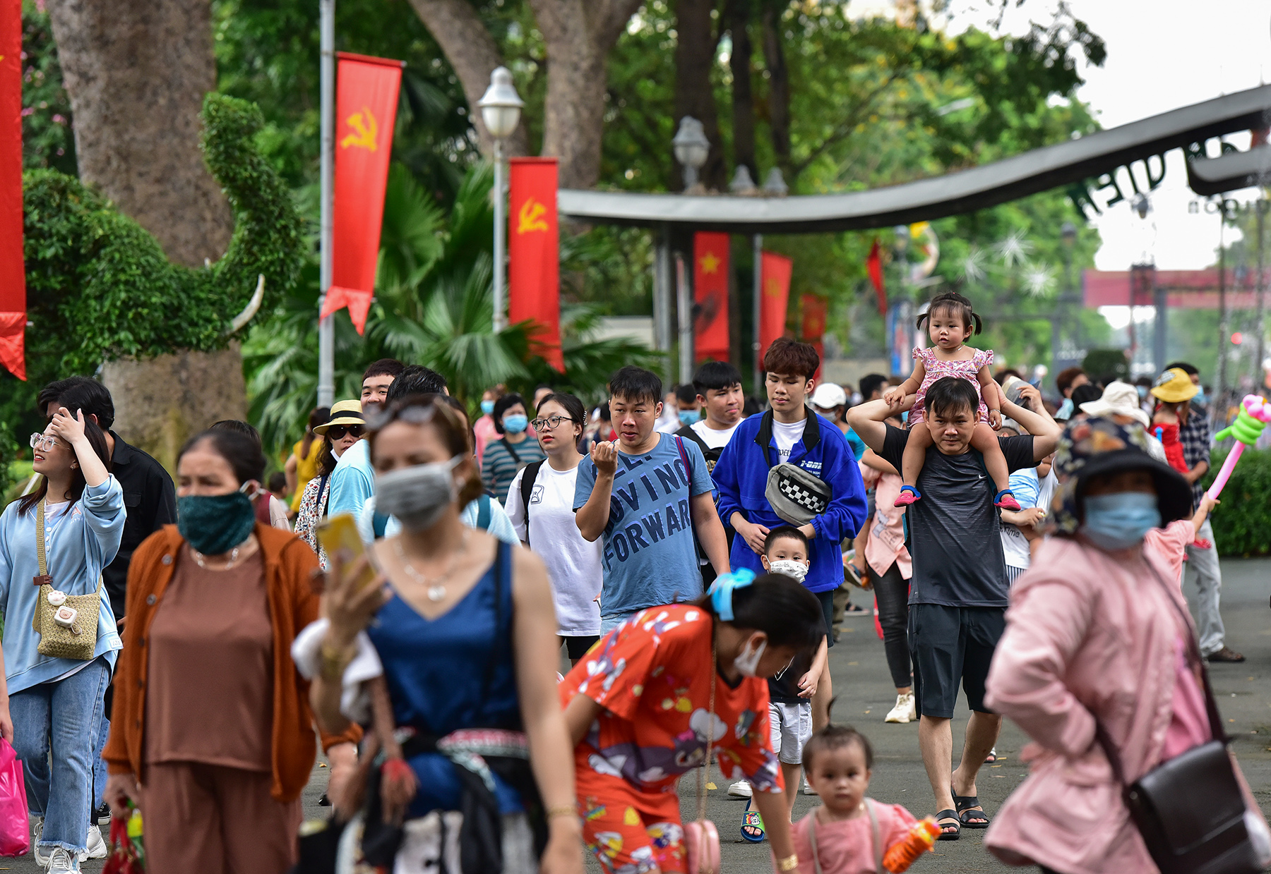 Sáng 21/4, rất đông người dân thành phố đổ về Thảo Cầm Viên Sài Gòn (quận 1, TP.HCM) để tham quan, vui chơi ngày lễ Giỗ tổ Hùng Vương (mùng 10/3 Âm lịch).