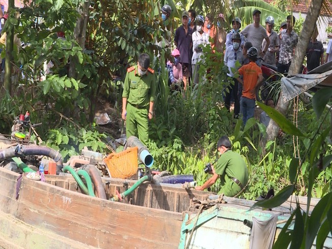 Vĩnh Long: Phát hiện thi thể 1 thanh niên trên ghe cát - 1