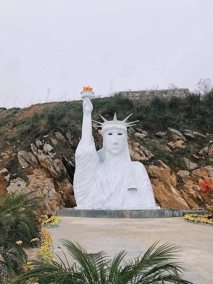 Bức tượng Nữ thần tự do “phiên bản lỗi” ở Sa Pa. Ảnh Facebook.