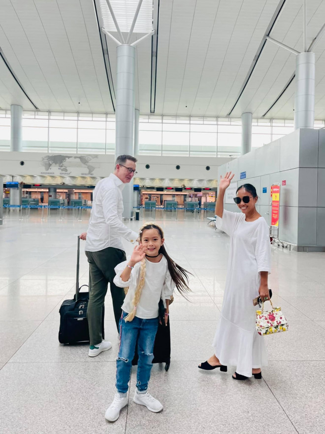 Đoan Trang cùng con gái theo chồng ra nước ngoài sinh sống, tạm dừng các hoạt động showbiz.