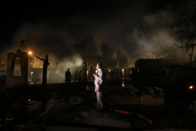 Khói bốc lên từ các xe đang bốc cháy sau vụ nổ tại một khách sạn sang trọng ở Quetta - Pakistan, ngày 21-4. Ảnh: Reuters