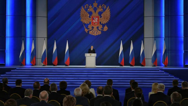 Tổng thống Nga Vladimir Putin đọc thông điệp liên bang trước lưỡng viện Quốc hội Liên bang Nga hôm 21-4. Ảnh: SPUTNIK
