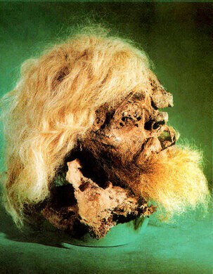 Xác ướp đầu tiên thuộc về một người đàn ông lớn tuổi với râu tóc dài và bạc trắng.