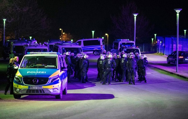 Cảnh sát có mặt để bảo vệ các cầu thủ Schalke 04