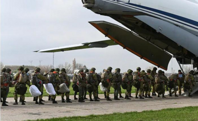 Hình ảnh lính nhảy dù của Nga lên máy bay tham gia cuộc tập trận tại Taganrog, Nga.