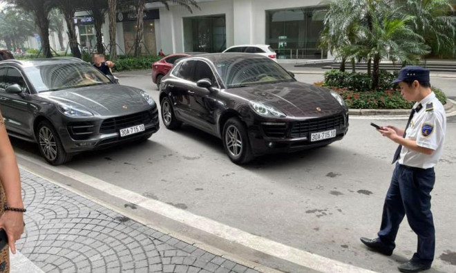 Hai chiếc xe porsche trùng biển số xuất hiện tại Hà Nội.