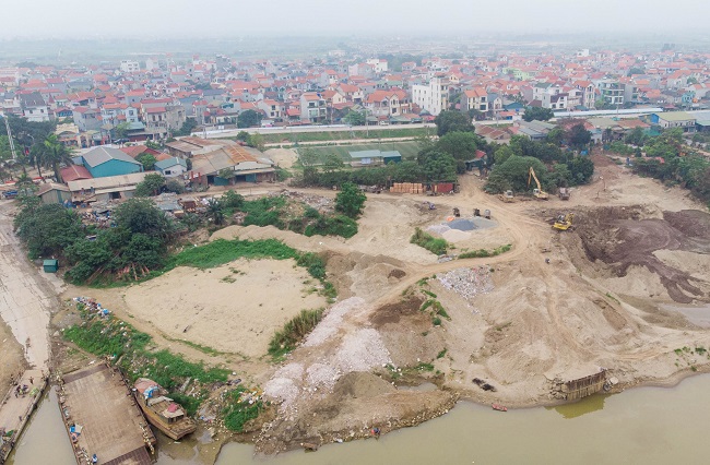 Theo ghi nhận của phóng viên, hiện trạng quỹ đất ven sông Hồng đang diễn ra nhiều hoạt động khác nhau như: Khai thác cát và trồng trọt, canh tác hoa màu, cây cảnh…
