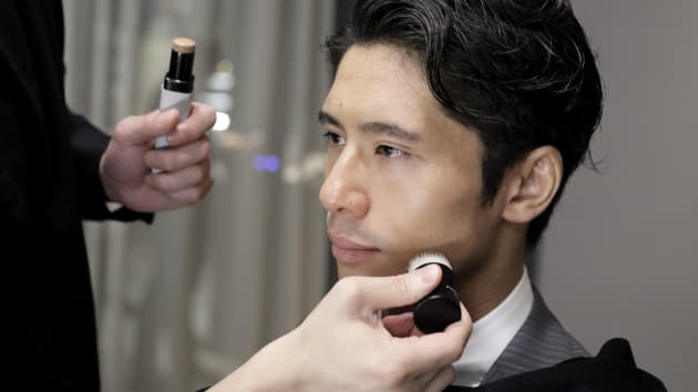 Doanh số bán mỹ phẩm tăng vọt khi nhiều nam giới Nhật Bản chăm chút hơn cho ngoại hình. Ảnh: AP.