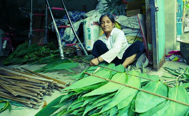 Ngoài giúp các chủ cơ sở làm giàu, công việc thu hái, phân loại lá tre còn đem thu nhập cho những người già trong làng.