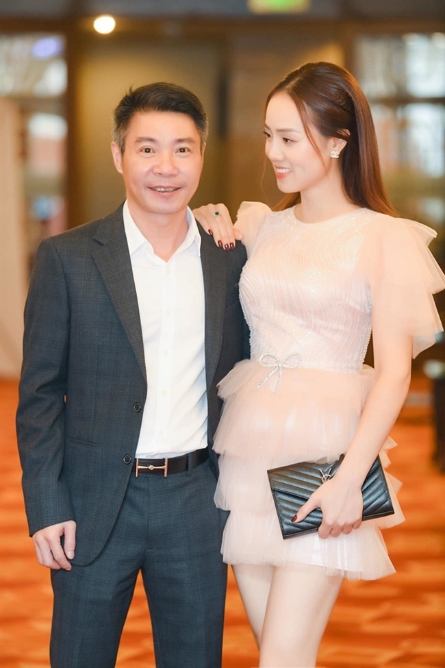 Phó Giám đốc Nhà hát Kịch Hà Nội đang tận hưởng cuộc sống hôn nhân đầy ngọt ngào bên bà xã kém 15 tuổi Ngọc Hà.
