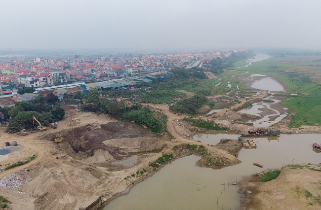 Phần diện tích còn lại là khu vực đã xây dựng gồm các khu làng xóm có lịch sử hình thành và phát triển từ lâu như xã Bát Tràng, Văn Khê, Tráng Việt; các khu phố ngoài đê như Quảng An, Tứ Liên, Yên Phụ, Phúc Xá…
