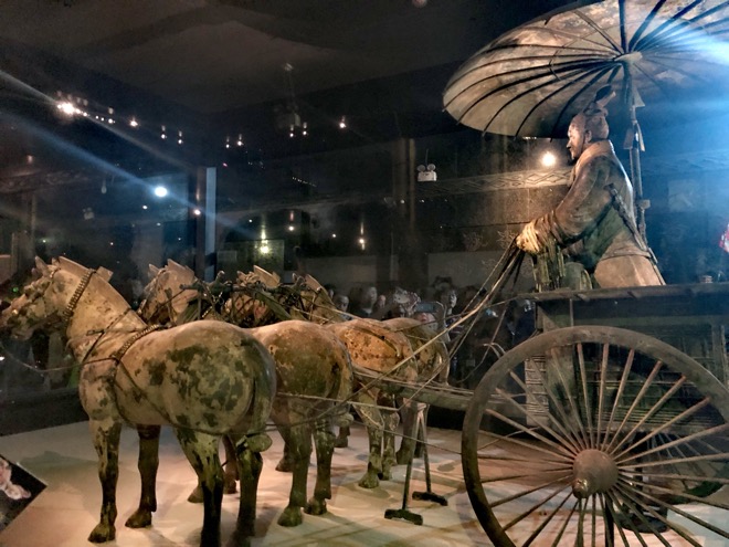 Cỗ xe ngựa bằng đồng được tìm thấy trong lăng mộ Tần Thủy Hoàng với kích thước bằng nửa kích thước thật.