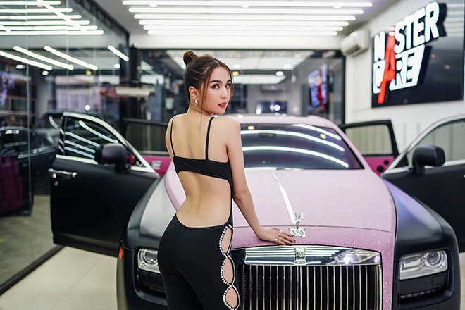 Rolls-Royce Ghost của Ngọc Trinh được làm mới toàn bộ nội thất - 1