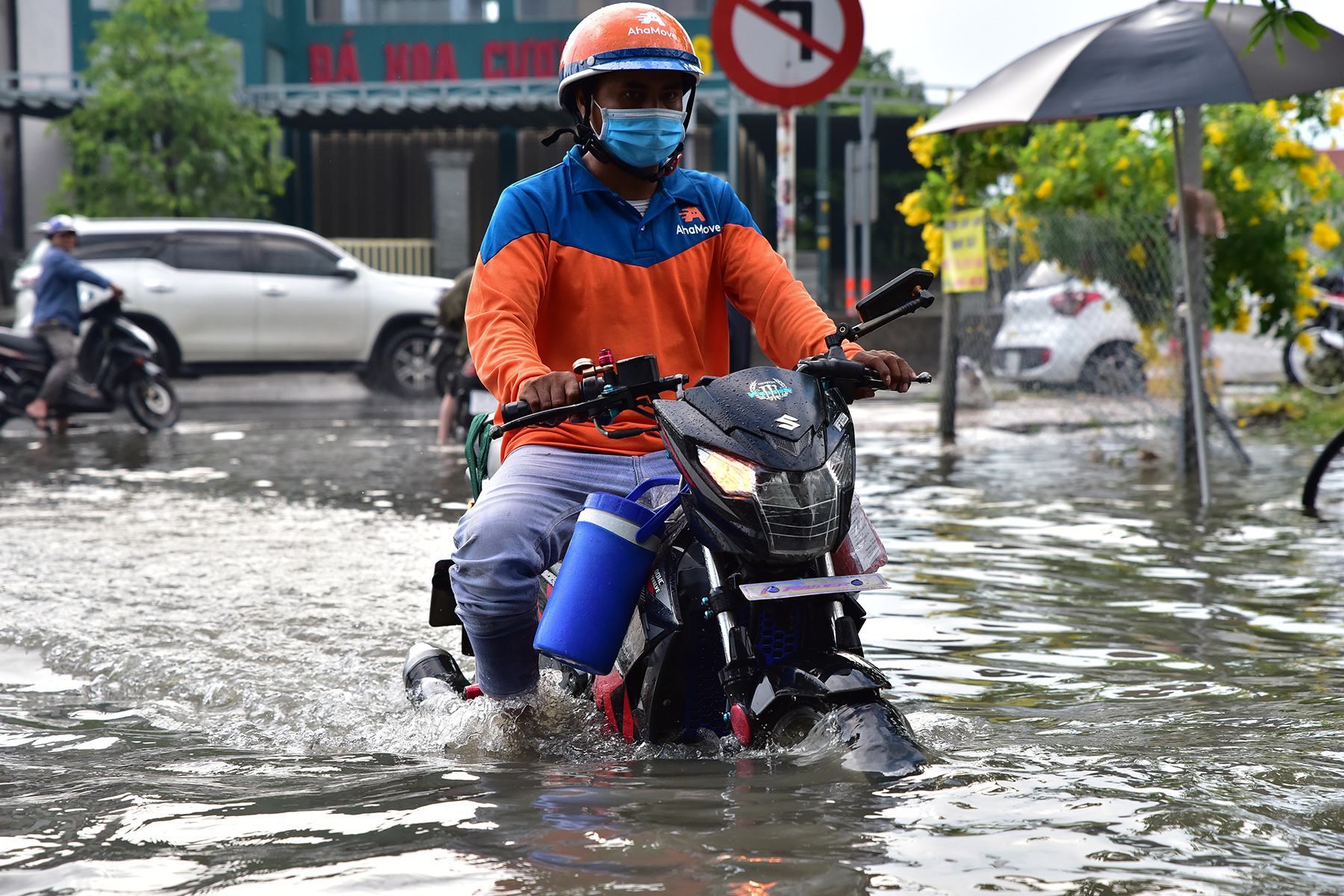 Đường Phạm Văn Đồng đoạn qua phường Linh Đông nhiều đoạn bị trũng thấp, các cống thoát nước bị tắc rác gây ngập sâu nhiều đoạn. Trong đó, một đoạn đường từ đường Linh Đông tới đường Phạm Văn Đồng bị ngập sâu lút bánh xe máy xảy ra nhiều giờ sau cơn mưa.