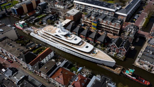 Siêu du thuyền di chuyển qua con kênh hẹp ở Hà Lan.