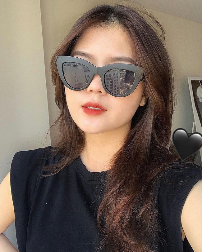 Vẻ đẹp mơn mởn, tràn đầy sức sống của bạn gái cầu thủ CLB Hà Nội. 
