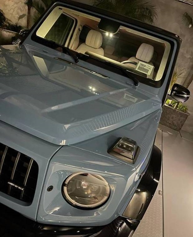 Đây là chiếc Mercedes G63 AMG, màu xanh gốm &#34;độc nhất vô nhị&#34; tại Việt Nam tính đến thời điểm hiện tại. Tổng chi phí để sở hữu siêu xe này rơi vào khoảng 12 tỷ đồng.
