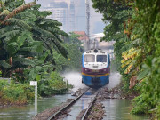 Tin tức trong ngày - TP.HCM: Đường sắt Bắc - Nam chìm nghỉm giữa mênh mông nước sau cơn mưa “thoáng qua”