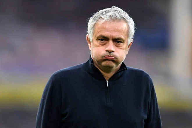 Mourinho bị sa thải trước khi kịp dẫn dắt Tottenham đá chung kết League Cup