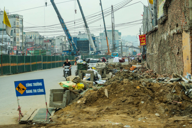 Khu vực bên ngoài được công nhân dọn dẹp thường xuyên nhằm đảm bảo mặt đường cho người dân di chuyển