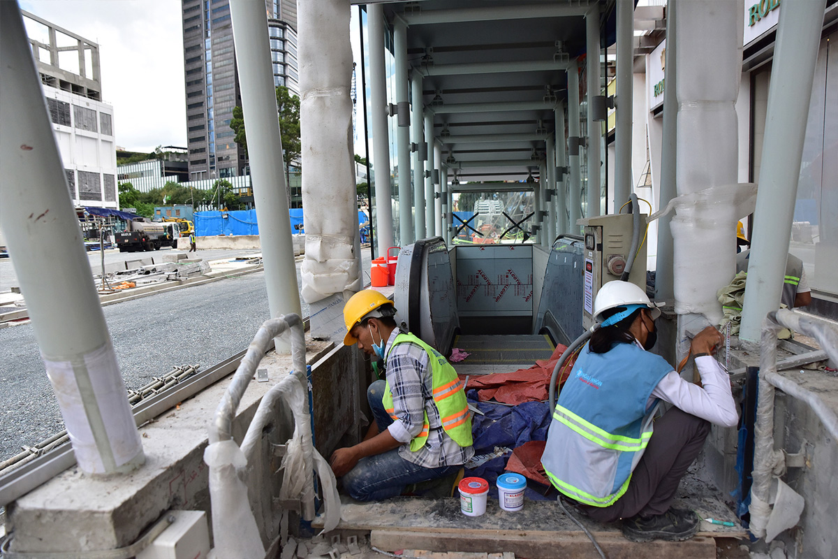 Hàng chục kỹ sư, công nhân thi công hoàn thiện 3 lối lên xuống ga Nhà hát thành phố.