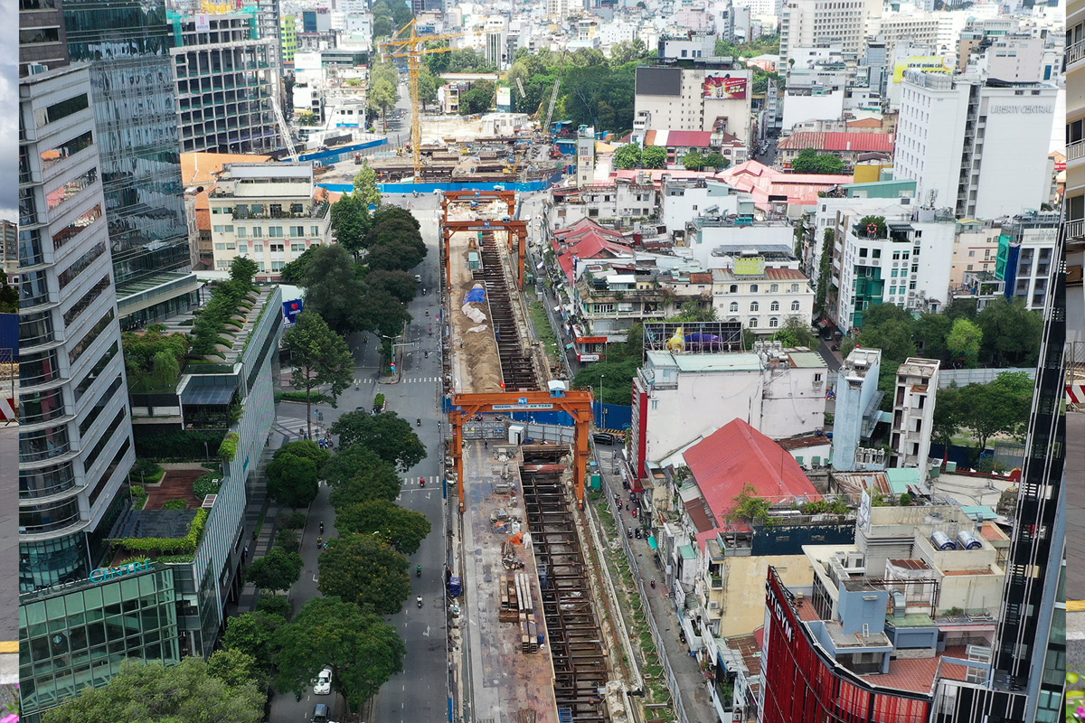 Phần còn lại và khu vực đang thi công đoạn ngầm dọc trục đường Lê Lợi vẫn duy trì rào chắn trước khi được bàn giao vào cuối năm nay.