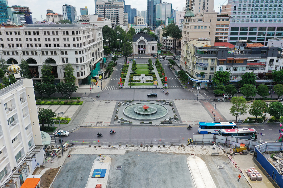 Trước đó, giữa năm 2020, phần nhà ga&nbsp;trước Nhà hát đã được trả lại mặt bằng, tạo cảnh quan. Đối với đoạn đường Lê Lợi, UBND TP.HCM vừa qua đã chỉ định Ban quản lý đường sắt đô thị TP.HCM, Sở Giao thông vận tải TP, Sở Xây dựng, UBND quận 1 và tư vấn sẽ đề xuất phương án phân luồng giao thông, thiết kế cảnh quan và kế hoạch tái lập tuyến đường này (đoạn từ đường Nguyễn Huệ đến chợ Bến Thành).