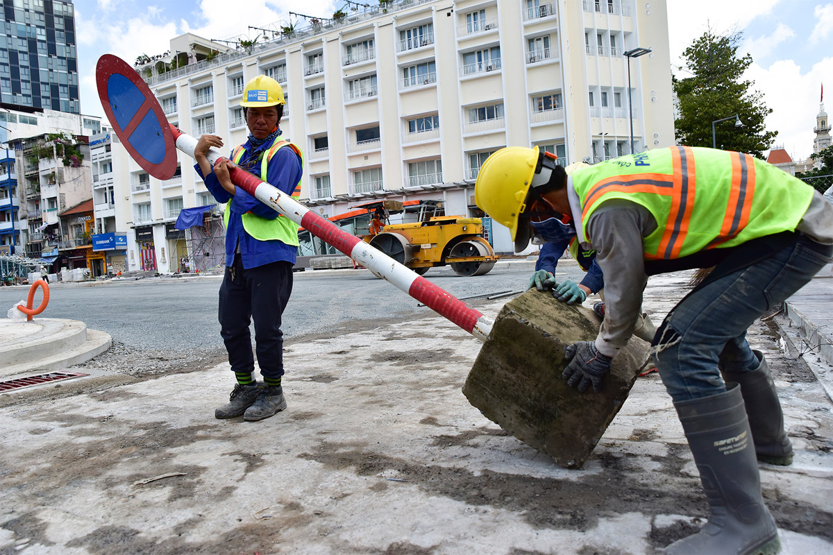 Những trụ rào chắn, biển báo công trình cũng được di chuyển khỏi khu vực, trả lại không gian đoạn đường bên đài phun nước phố đi bộ.