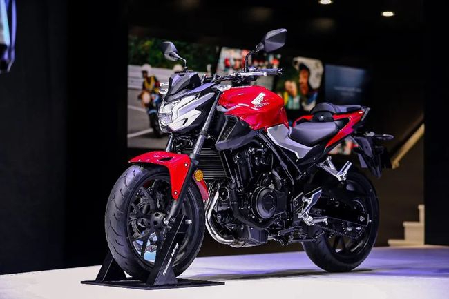 Còn đây là 2021 Honda CB400F mới trình diện tại Shanghai Auto Show. Mẫu mô tô này mang phong cách xe thể thao, đường phố.
