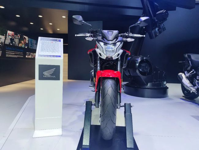 Mặt trước của 2021 Honda CB400F.
