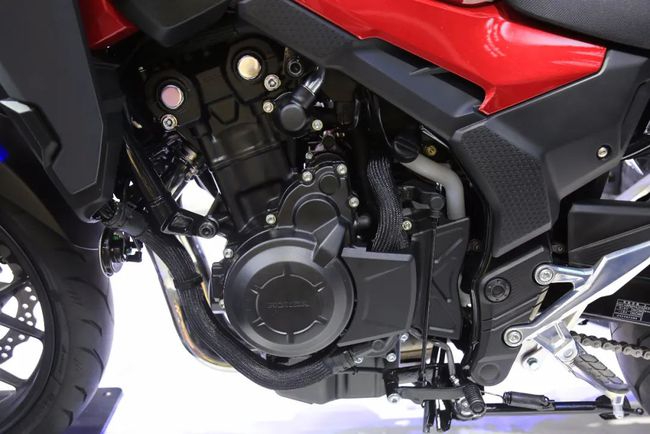 Mẫu mô tô mới CB400X được Wuyang-Honda phân phối ở Trung Quốc với hai phiên bản: Tiêu chuẩn và bản 3 cục (Nhập khẩu khung, động cơ và ốp nhựa rồi lắp ráp).
