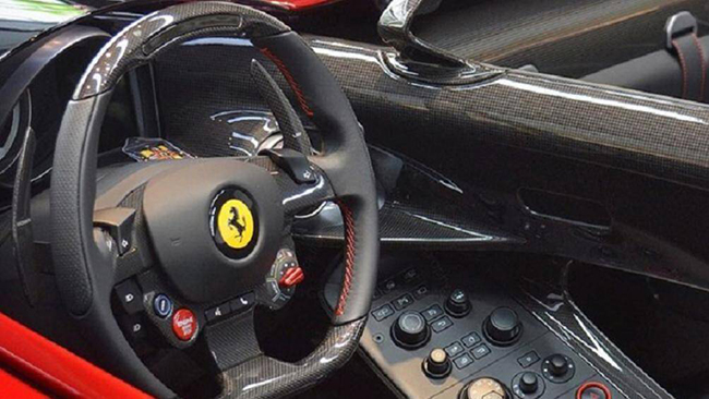 Ferrari Monza SP1 được trang bị một tấm kính chắn gió ảo rất thú vị và xe có thiết kế không mui, nội thất bọc da màu đen
