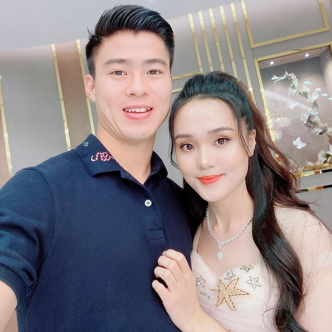 Quỳnh Anh và Duy Mạnh tổ chức đám cưới hoành tráng vào tháng 2.2020. Hiện, cặp đôi đã có một bé trai kháu khỉnh. Trên trang cá nhân, Quỳnh Anh thường xuyên cập nhật cuộc sống riêng.
