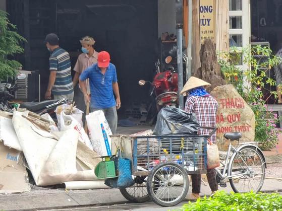 Hình ảnh các cô chú thu mua ve chai trên đường. Ảnh: MINH HOÀNG