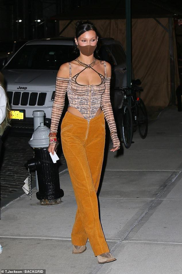 Siêu mẫu Bella Hadid mặc trễ nải đẹp như fashionista trên phố - 1