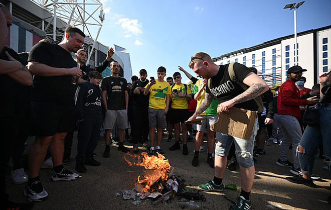 Hơn 1000 fan MU tập trung ngoài Old Trafford và đốt cờ Mỹ phản đối nhà Glazer