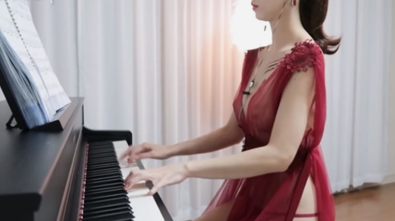 Thậm chí việc chơi đàn piano cũng bị biến tướng một cách khó coi như thế này.