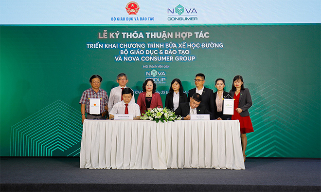 Đại diện Bộ Giáo dục &amp; Đào tạo và Nova Consumer Group ký kết thỏa thuận hợp tác.