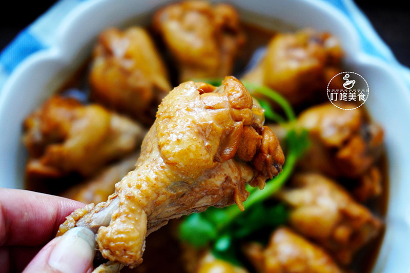 Thêm 2 thìa dầu hào, đậy nắp và đun nhỏ lửa thêm 10 phút, khi thấy nước sốt sánh đặc thì tắt bếp, dọn ra đĩa.