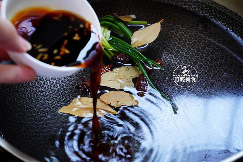 Chuẩn bị một ít nước, cho quế, hoa hồi, lá nguyệt quế, gừng, hành lá, muối, đường phèn vào.&nbsp;Nếu bạn thích ăn cay, hãy thêm một ít ớt khô. Thêm 2 thìa cà phê muối, 2 thìa nước tương, 2 thìa rượu nấu ăn.